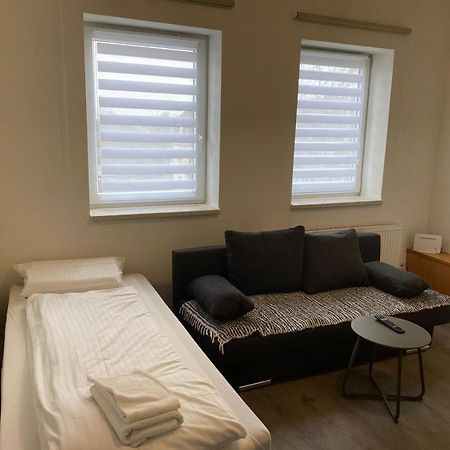 Modernes Apartment Mit 2 Schlafzimmern Und Privatparkplatz Nahe Innenstadt Ноймюнстер Экстерьер фото
