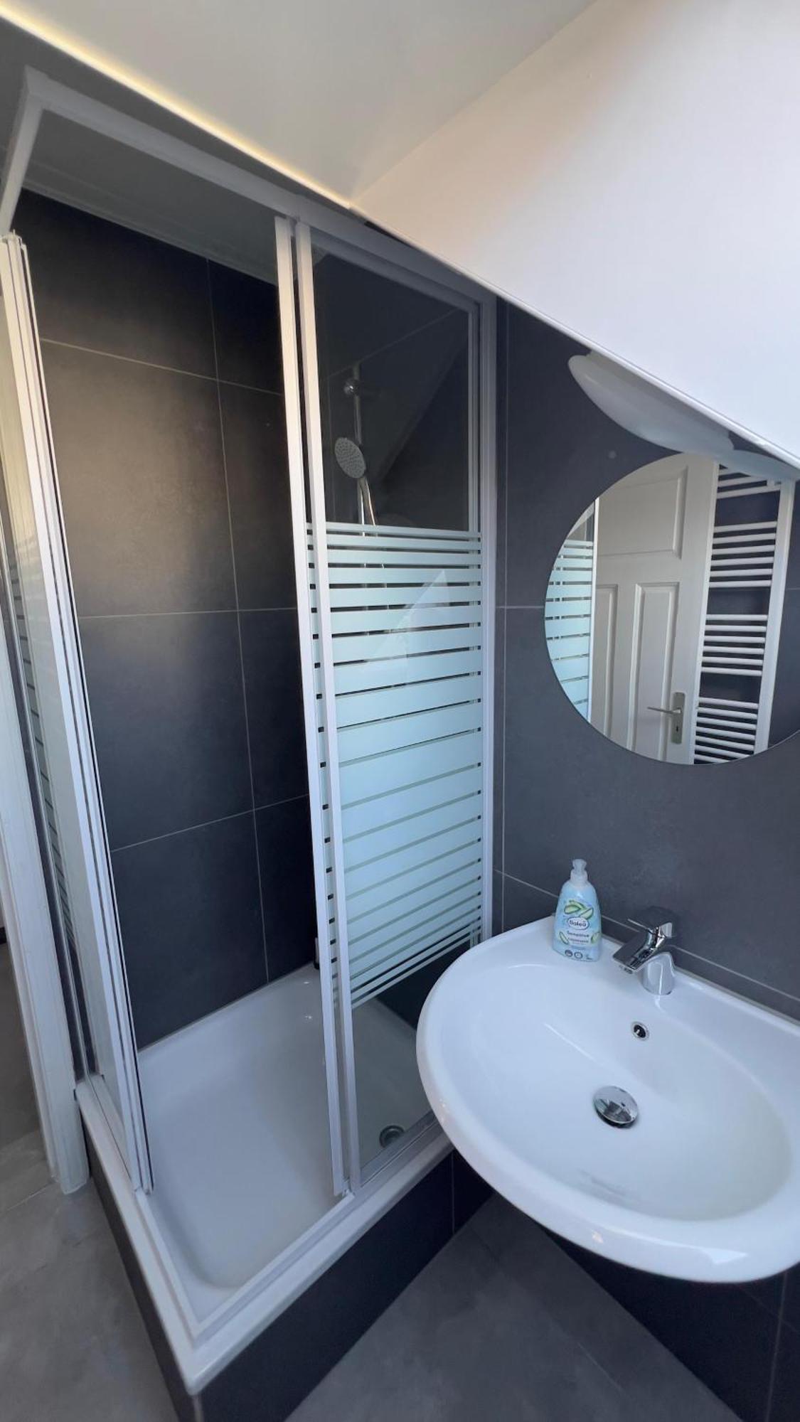 Modernes Apartment Mit 2 Schlafzimmern Und Privatparkplatz Nahe Innenstadt Ноймюнстер Экстерьер фото