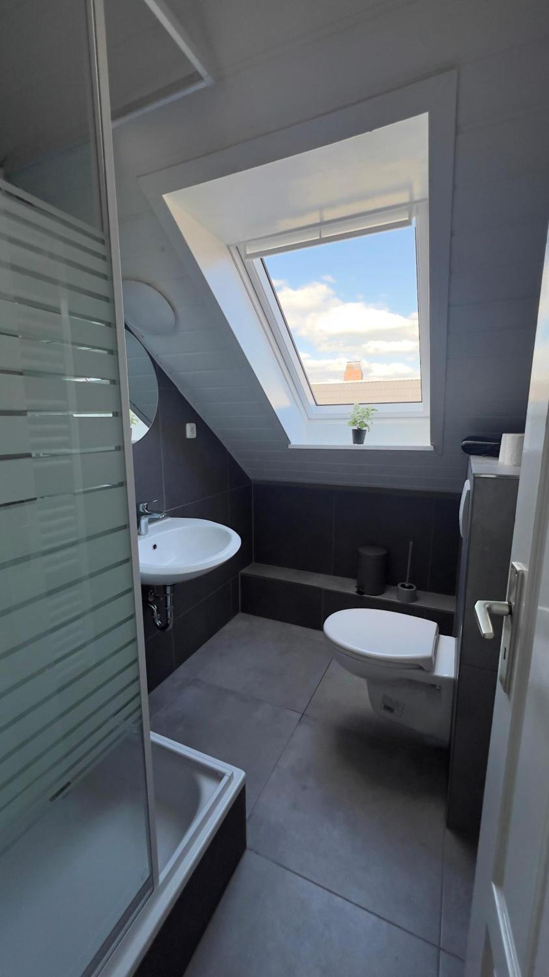 Modernes Apartment Mit 2 Schlafzimmern Und Privatparkplatz Nahe Innenstadt Ноймюнстер Экстерьер фото
